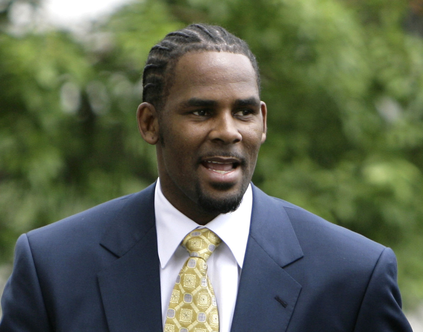 THIS ISN'T THE FIRST TIME R. KELLY'S BEEN IN LEGAL HOT WATER, RIGHT?